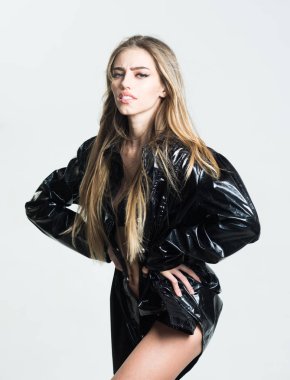 Makyaj yumuşak deri kadınla arayın. Siyah deri ceket şık uzun saçlı seksi kadın. Güzellik ve Kuaför. Moda kozmetik cilt bakımı için. Şehvetli yüz makyaj ile trendy kız