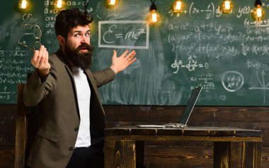 Öğretmen büyük olmak Öğretmenler sınıfta, masada oturuyor ya da ana öğretmenler yardım ihtiyaçları, eğitim ve okul kavram öğrenme insanlar isteyin