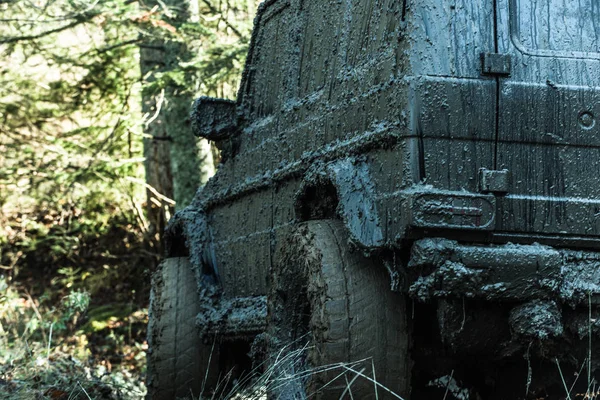 Offroad-Auto auf sonnigem natürlichen Hintergrund. Allrad-Rennkonzept. — Stockfoto