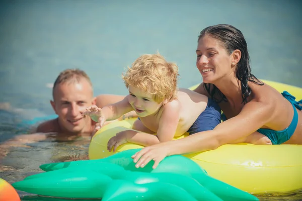 Maldiven of Miami beach activiteit vreugde. Maldiven zomervakantie van gelukkige familie spelen bal in water. — Stockfoto