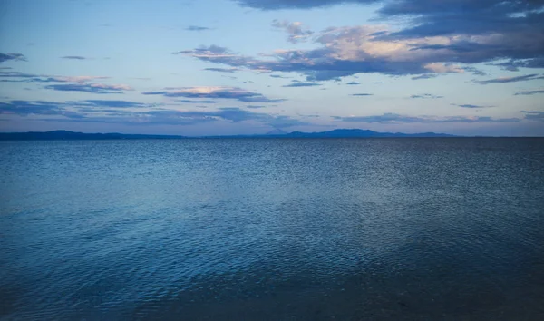 Seascape on evening sky. Sea with blue water after sunset. Summer vacation in tropic. Discovery adventure and wanderlust. Peace and calmness — Stock Photo, Image