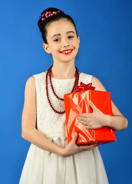 Klein meisje met shopping pakket, zwarte vrijdag. Tweede kerstdag, vakantie vieren en partij. Kind meisje met huidige pack, cyber maandag. Verjaardag en kerst. Jeugd en geluk, geschenkdoos — Stockfoto