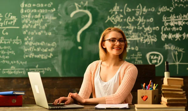 Pessoas aprendendo educação e conceito de escola, Professor começa a lição, Professores tão diferentes como os alunos que ensinam, Professor feliz em sala de aula, bons professores ajudam os alunos a fazer grandes perguntas — Fotografia de Stock