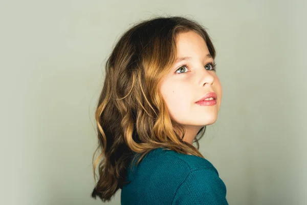 Schattig klein meisje. Portret van een jong geitje kind meisje mode — Stockfoto