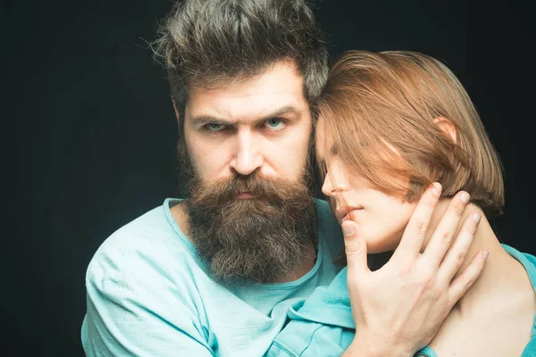 Modeaufnahme eines Paares nach dem Haarschnitt. Frisurenkonzept. Frau mit geheimnisvollem Gesicht, bärtiger Mann, schwarzer Hintergrund. Mann mit stylischem Bart und Schnurrbart und Mädchen mit frischem Haarschnitt, neue Frisur — Stockfoto