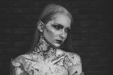 kalıcı makyaj stüdyosu. Altın yaratıcı için Halloween Kız makyaj