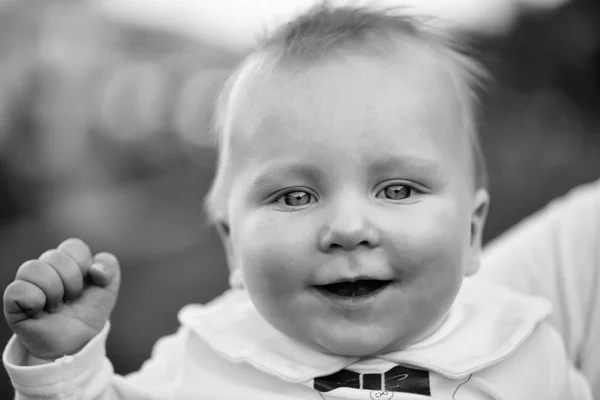 Glücklicher Todler. Der kleine Junge lächelt. glücklich niedlichen kleinen Jungen lächelnd — Stockfoto