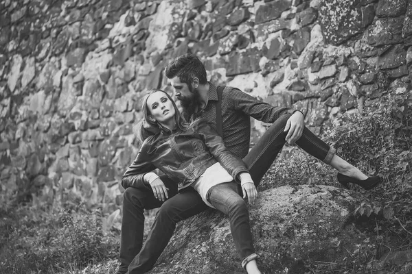 Retrato de pareja de moda. Pareja cerca de la pared de piedra —  Fotos de Stock