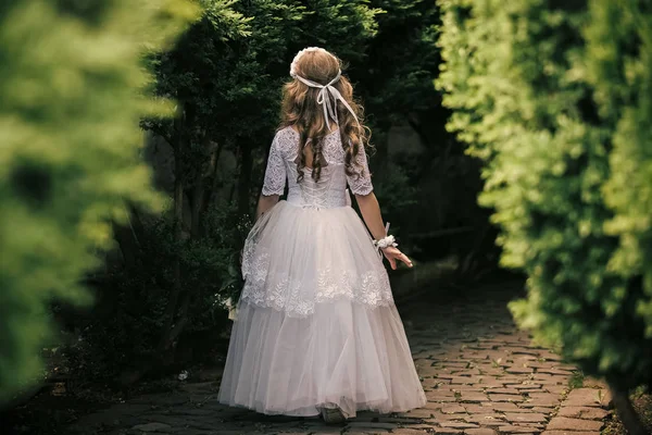 Prinsesje. Jong meisje bedrijf bloemen — Stockfoto