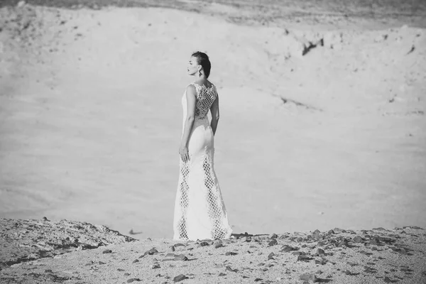 Esküvőszervező iroda. Nő fehér ruhában állt a sivatagi dűnék — Stock Fotó