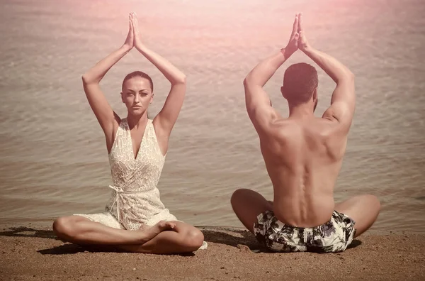 Yoga para todos. hombre y mujer meditando, pose de yoga, pareja en lovyoga para todos. e) —  Fotos de Stock