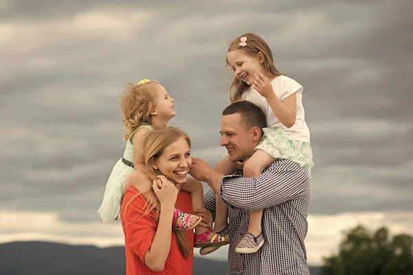 Glückliche Familie. glückliche Kindheit, Familie, Liebe — Stockfoto