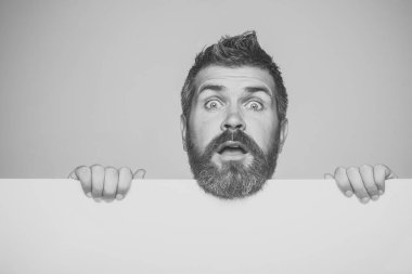 Mutlu adam. Hipster sürpriz yüz ile tutun kağıt.