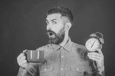 Mutlu adam. Alarm, kırmızı kupa mükemmel bir sabah.