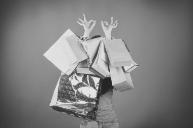 Alışveriş torbaları ok işareti veren kadınla