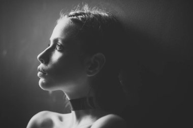 Güzellik moda modeli kız. Moda bakmak. Rüya ya da düşünme, yalnız yumuşak deri olan kadın. Saç, güzellik kadın. Son saatlerinde yanında bulunanlar ve cilt bakımı, Kuaför kozmetik. Güzellik ve moda kız