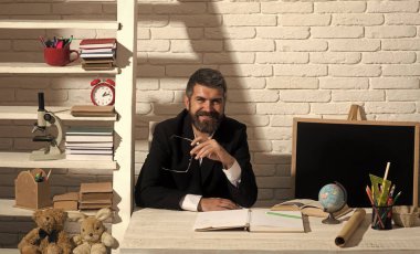 Evde eğitim. Okul eğitim ve bilgi kavramı. Sakallı