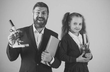 Ana sayfa eğitim. Çocuk ve baba kitap, kalem ve mikroskop tutun.