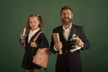 neşeli öğrenme. Eğitim ve okul kavramı dön. Çocuk ve öğretmen