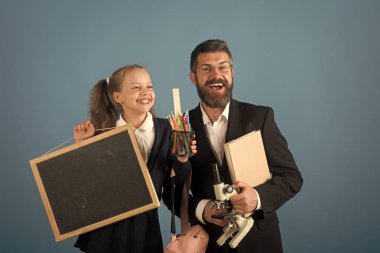 Başbakanlık. neşeli öğrenme. Baba ve kız öğrenci ile mavi arka plan üzerinde neşeli yüzler.