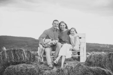 Çocuklar ve ebeveynler saman bankta oturmak