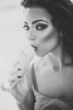 Moda kadın model poz. Seksi Bayan dondurma yemek