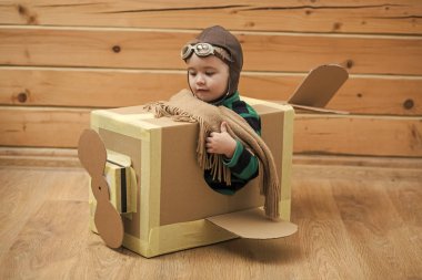 Çocuklar enyoj günün kutlu olsun. Karton bir uçak ile oynarken cesur hayalperest çocuk