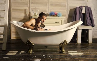 Tıraş jilet, sabun, adamla ayna küvette banyo