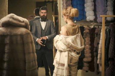 Güzellik moda modeli kız. Moda bakmak. kürk paltolu adam ile şehvetli kadın