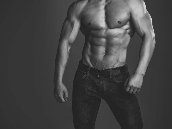 Sexy homo. Atletische bodybuilder man op grijze achtergrond. — Stockfoto