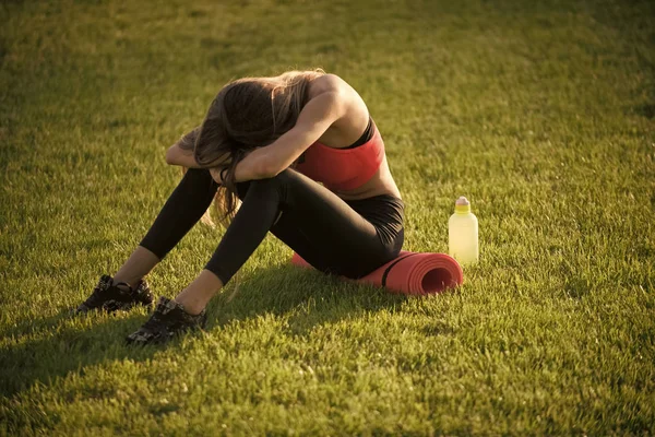 Po cvičení. Unavená žena v sportswear relaxovat po cvičení, školení — Stock fotografie