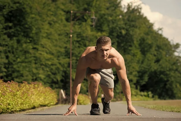 Sporttrainingen. Sportman loper met gespierde torso op zonnige zomerdag — Stockfoto