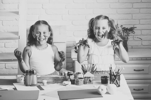Kinderen veel plezier hebben. Meisjes schilders schilderen met gouache-verf op tafel — Stockfoto