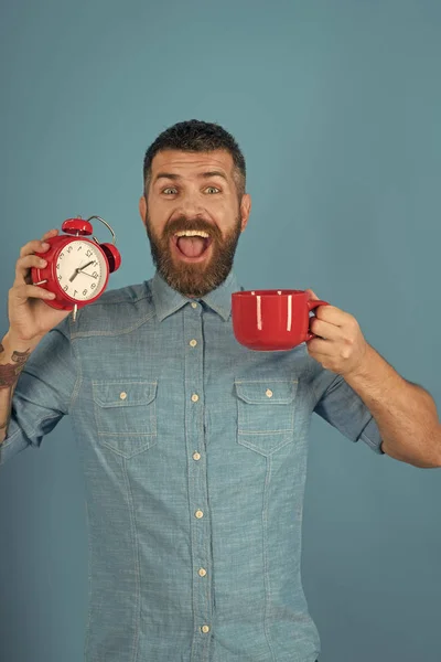 Feliz hombre. Hombre beber café de la mañana o té con despertador . —  Fotos de Stock