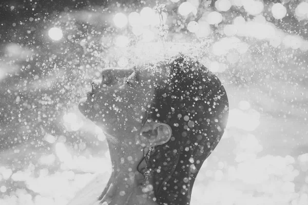 Descanso. gotas de água na cara de mulher jovem. banho de água na piscina — Fotografia de Stock