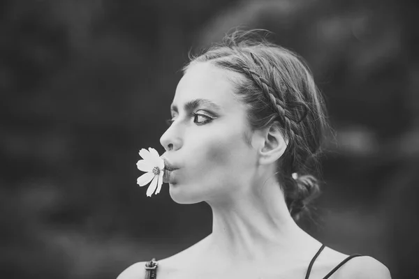 Bellezza Modella ragazza. Look alla moda. Donna con fiore di margherita in bocca — Foto Stock