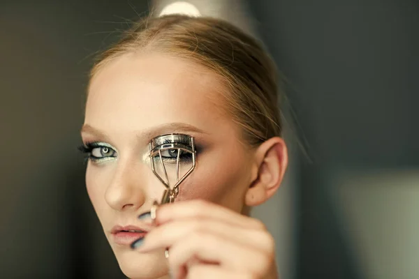 Correção de pestanas. Retrato de jovem mulher bonita fazendo pestanas de ondulação usando ferramenta cosmética de ondulação — Fotografia de Stock