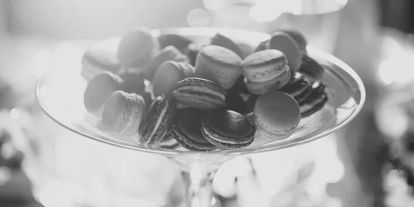 Hnědé a bílé macaron soubory cookie — Stock fotografie