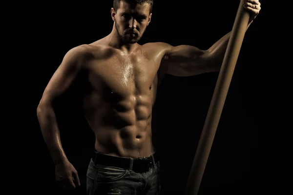 Muskulöser Mann mit Querlatte — Stockfoto
