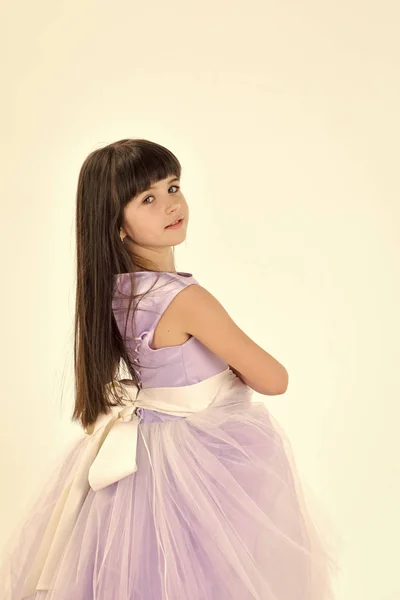 Kinder enyoj glücklichen Tag. niedliches kleines Mädchen im modischen Kleid — Stockfoto