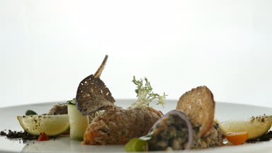 Şanti püresi ya da yapıştırma karamelize şeker şeker, salata, sebze beyaz arka plan üzerinde plaka üzerinde kahverengi ekmek parça ile lezzetli snack. Modern moleküler gastronomi