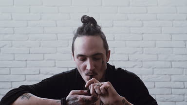 Adam yasaktır boru. Rasta sigara içen dreadlocks ile. Kötü alışkanlık, bağımlılık. Sağlıksız yaşam tarzı kavramı