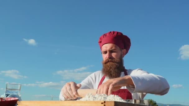 Bebaarde chef-kok koken op frisse lucht. Baker bakken brood. Baker kneden van het deeg — Stockvideo