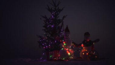 Mutlu Noeller ve mutlu yeni yıl. Noel mutlu kardan adam kışın ayakta manzara. Mutlu yeni yıl kardan adam ile. Snowmans mutlu çift. Snowmans kutlama