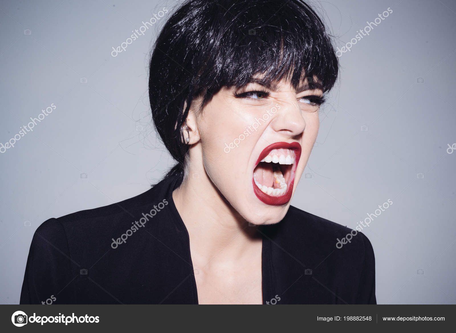 Chefe do sexo feminino indignado com cabelo curto brilhante escuro  gritando, controle de raiva, conceito de emoções. Mulher furiosa em casaco  preto isolado no fundo cinza — Foto © Tverdohlib.com 198882548