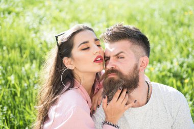 Güneş gözlüğü ve pembe gömlek sarılma şehvetli erkek adam sakallı. Acımasız sevgilisi yüzü sevecen kapalı gözlü seksi kız. Açık havada, birlikte vaktinizi hipster çift baştan çıkarma kavramı