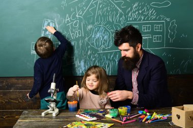 Öğrenci - öğretmen ile dizüstü bilgisayar kullanarak sınıf güzel sarışın öğretmen ile ders dersleri alarak. İlköğretim Okulu - mutlu onun masasında Not Defteri'nde yazma öğrenci, eğitim