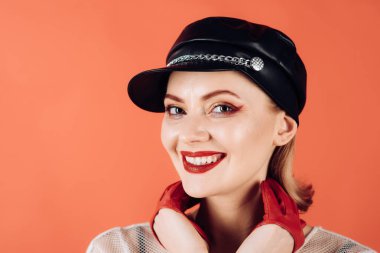 dergi tarzı withemotional moda sarışın kadın. mutlu kız siyah kaya şapkalı. Kırmızı zemin, kopya alanı üzerinde kayalık kadın.
