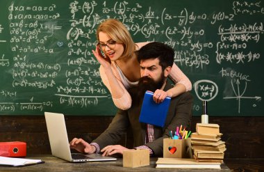 E-öğrenme Online çalışma kavram öğrenme, E-öğrenme eğitim ve üniversite kavramı, tanımı içinde ders kitabı bulmak için tutee öğretmen sorar, öğretmen yetenekli lideridir