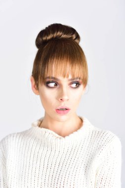 Makyaj yumuşak deri ile vintage model için. Beyaz arka plan üzerinde şık saçlı trendy kadın. Güzellik ve Kuaför. Moda bakmak kavramı. Yüz zarif makyaj Retro kızla. Mükemmel onun tarzı